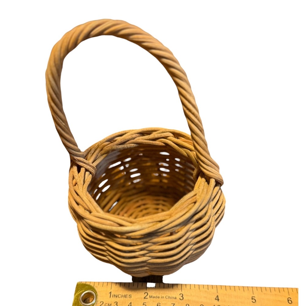 Vintage Small Round Wicker Basket with Twisted Handle Scalloped Base 6 Inch - Picture 8 of 9